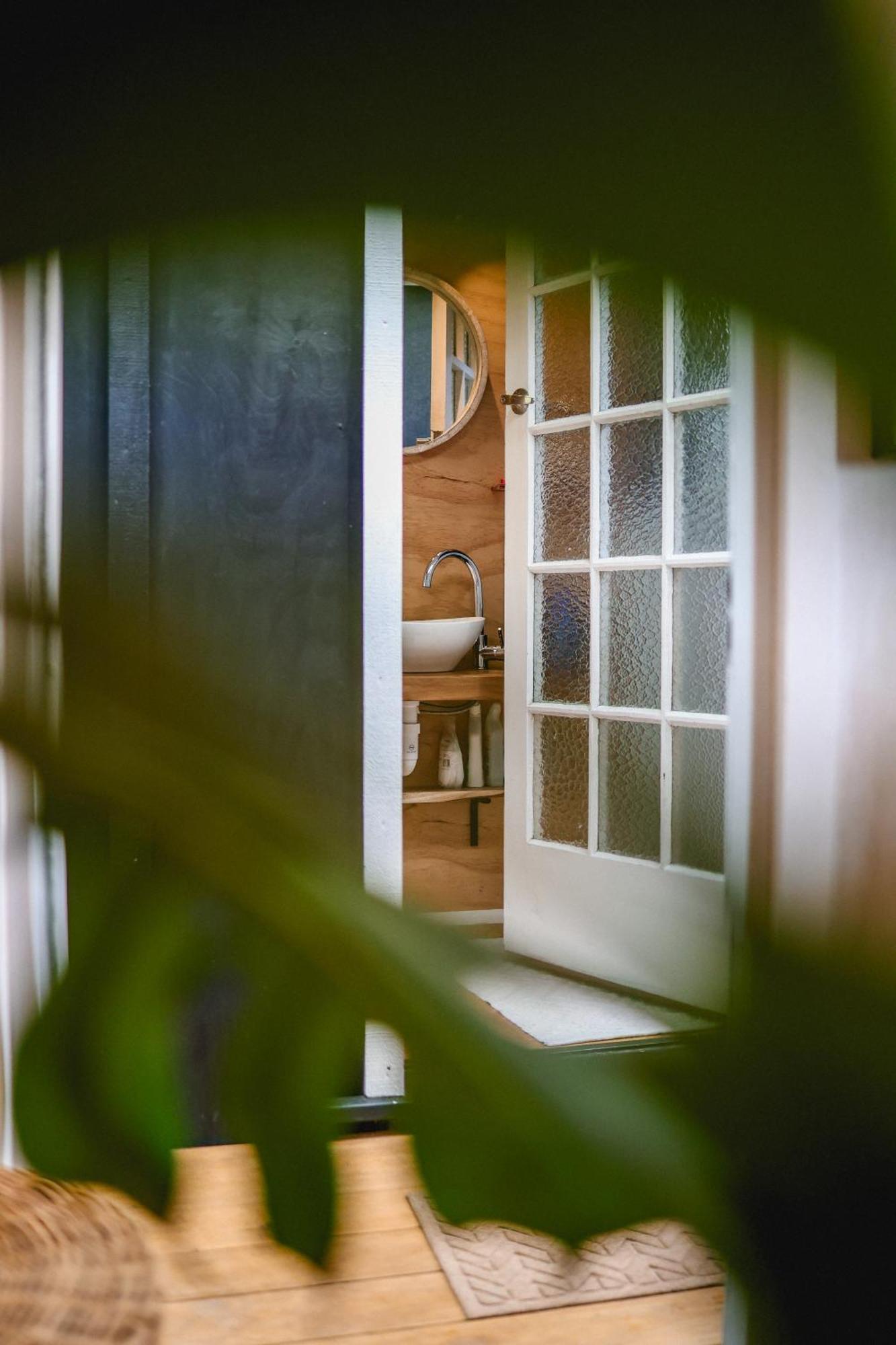 Kaitake Kabana - Unique, Off-Grid, Studio Retreat Oakura Экстерьер фото