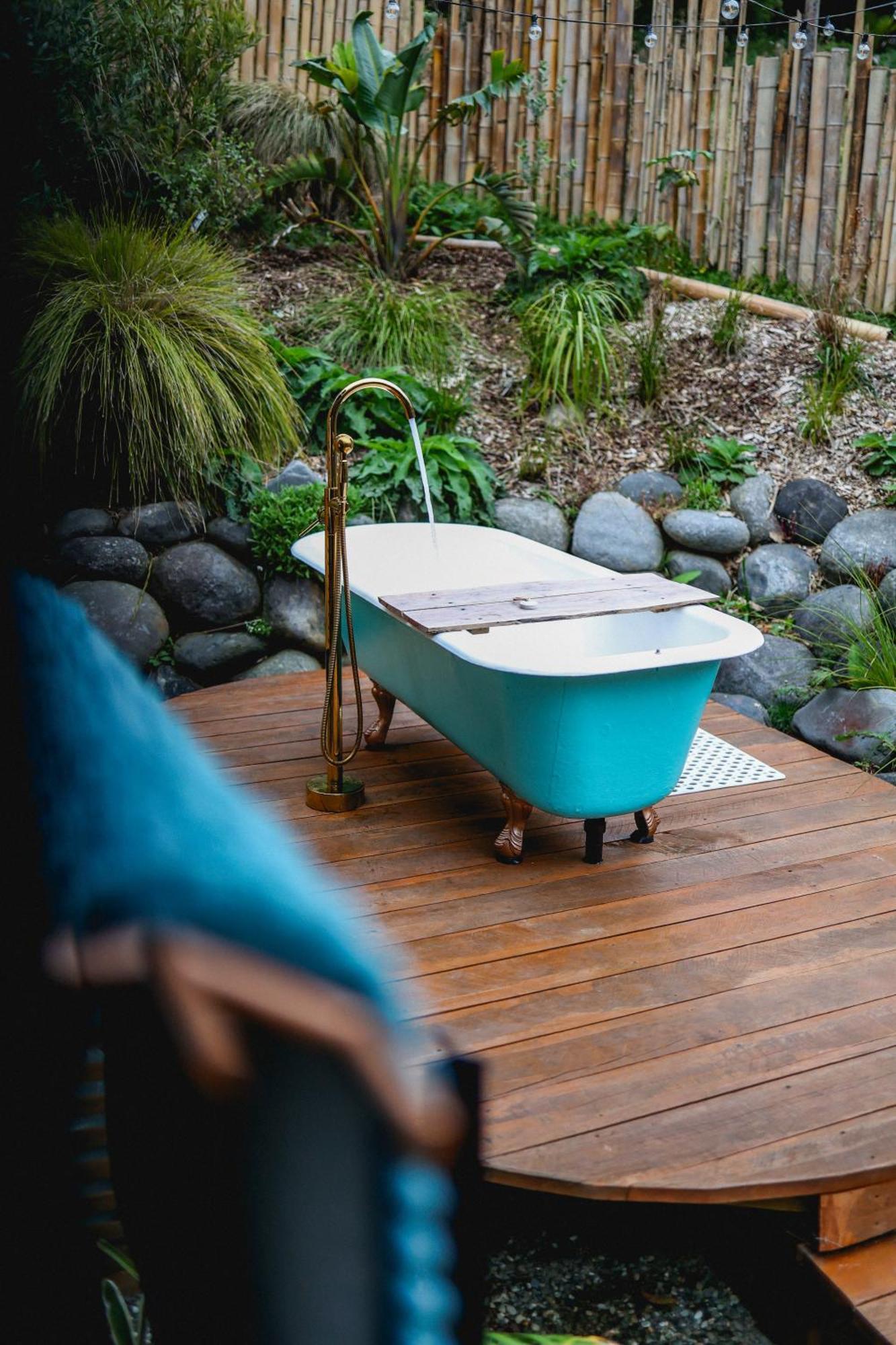 Kaitake Kabana - Unique, Off-Grid, Studio Retreat Oakura Экстерьер фото