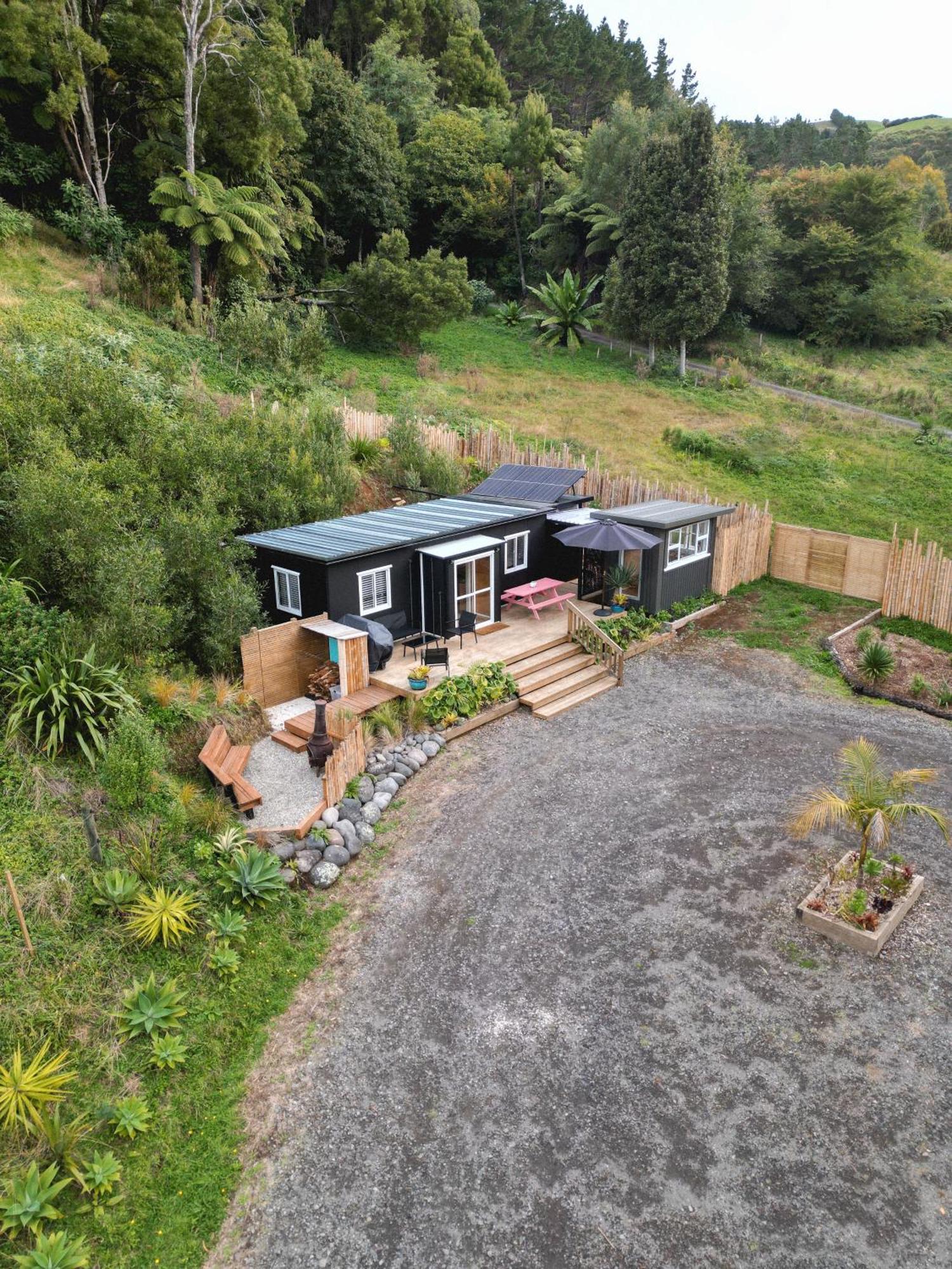 Kaitake Kabana - Unique, Off-Grid, Studio Retreat Oakura Экстерьер фото